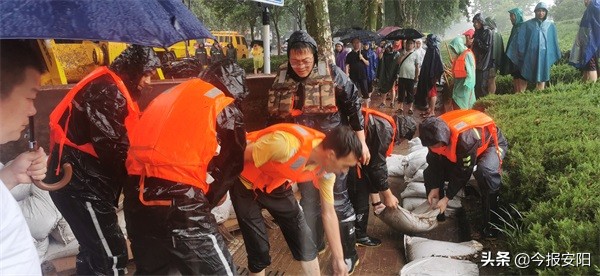 安陽(yáng)益和熱力集團(tuán)30人搶險(xiǎn)隊(duì)逆流而上，奮戰(zhàn)在抗洪一線(xiàn)