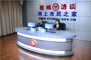 公司董事長(zhǎng)、總經(jīng)理?xiàng)钣婪遄隹汀对诰€訪談》欄目